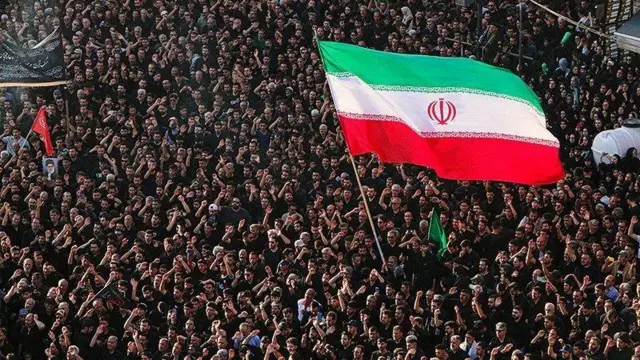 در مراسم محرم امسال پرچم ایران به عنوان بخشی از نمادهای محرم اضافه شد
