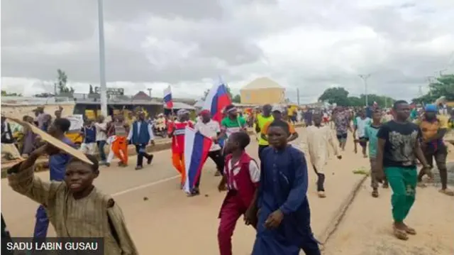 Aworan awọn oluwọde to n wọde pẹlu aṣia Russia