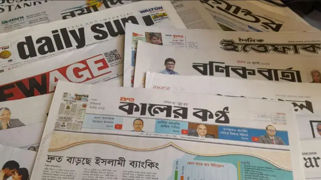 কালের কণ্ঠসহ কয়েকটি পত্রিকা। 