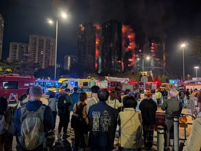 大火仍未扑熄,多人在场围观。