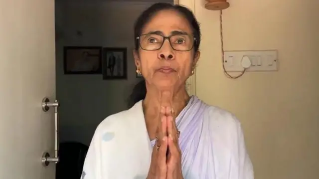 सोमवारी (4 मे) मतमोजणीदरम्यान पक्ष पिछाडीवर असल्याचे दिसल्यानंतर ममता बॅनर्जी यांनी त्यांच्या उमेदवारांना आणि मतमोजणी प्रतिनिधींना मतमोजणी केंद्र सोडू नका, असे आवाहन केले होते.