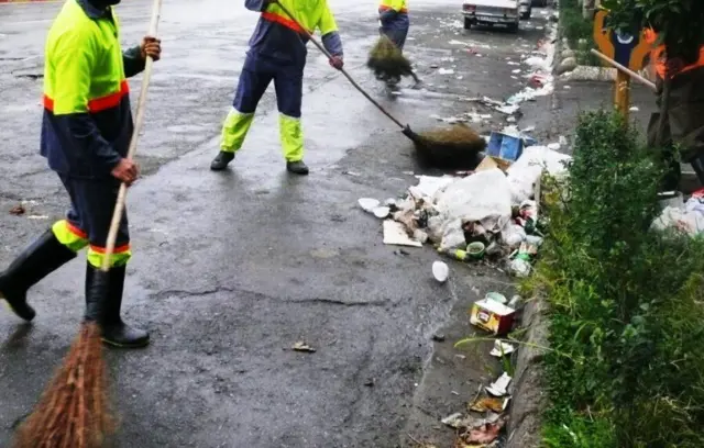 پاکبانان در حال جمع آوری زباله