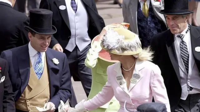 El príncipe Andrés (izquierda) y Jeffrey Epstein (extremo derecho) en las carreras de caballos de Ascot en junio del 2000.