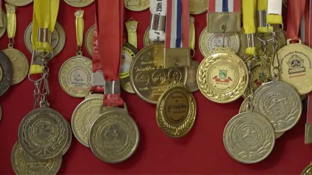 आदितीला जलतरणासाठी मिळालेले मेडल्स