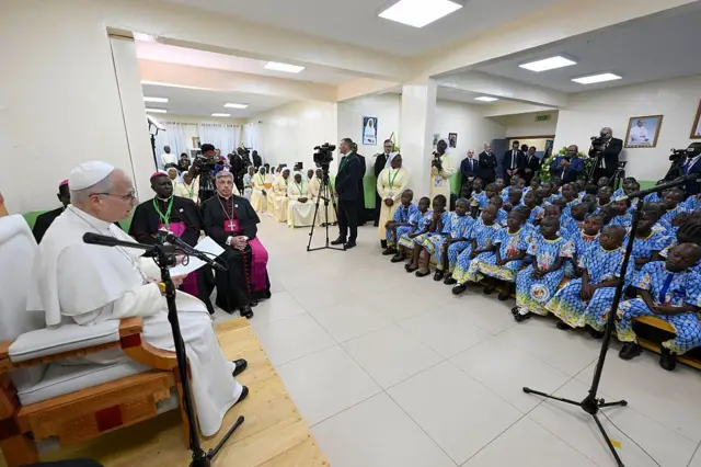 Le pape Léon XIV rend visite aux enfants et au personnel de l'orphelinat Ngul Zamba, lors de son premier jour au Cameroun, le 15 avril 2026 à Yaoundé 