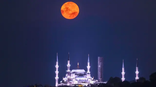 Pun mesec iznad osvetljene Plave džamije u Istanbulu