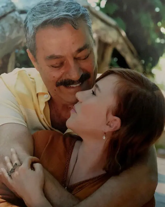 Kadir İnanır ve Jülide Kural birbirlerine sarılıyorlar