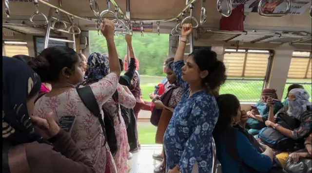 काजल दररोज कल्याण ते सीएसएमटीपर्यंतचा सुमारे 51 किलोमीटरचा प्रवास मुंबई लोकल ट्रेनमधून करतात.