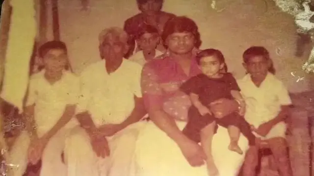 হামিদা বানো (সামনের সারিতে, এক শিশুকে কোলে নিয়ে), পরিবারের সদস্যদের সঙ্গে