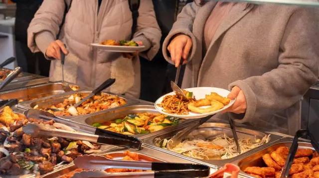在餐廳盡情享用熱食自助餐。