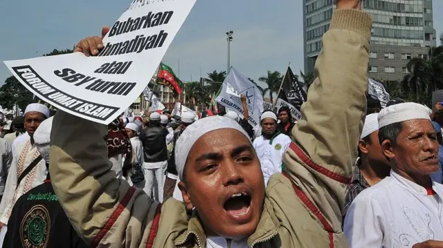 Para pengunjuk rasa meneriakkan slogan-slogan saat unjuk rasa menentang minoritas Muslim Ahmadiyah di Jakarta pada 18 Februari 2011.