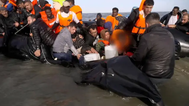 تصویر قایق بادی مهاجران که توسط پلیس پاره شده است.