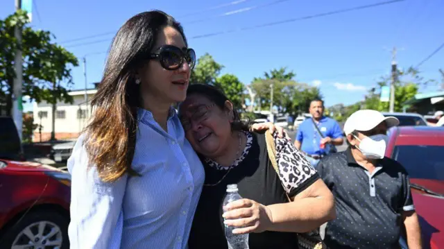 Michelle Sol, ministra de Vivienda y esposa del presidente de la Asamblea Legislativa, Ernesto Castro, abraza a Ana Vilma Cuéllar, quien compró una casa en Soyapango hace 20 años pero nunca pudo vivir en ella por miedo a las pandillas. Foto del 13 de enero de 2023.