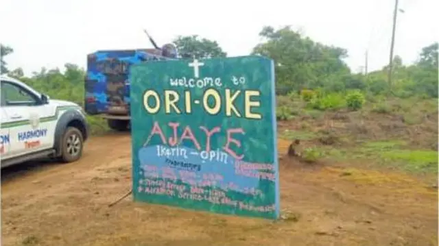 Ọgba ile ijọsin ti agbebọn kọlu ati ami itọka si ile ijọsin naa