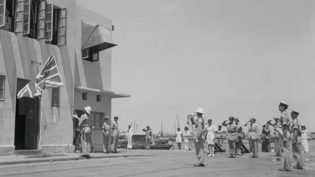 ብሪጣንያ ኣብ ፍልስጤም ዝነበራ መግዛእቲ ብወግዒ ኣብቂዑ፡ ኣብ 1948 ወተሃደራታ ባንዴርኦም እናኣውረዱ ዘርኢ ፀሊምን ፃዓዳን ዝሕብሩ ስእሊ