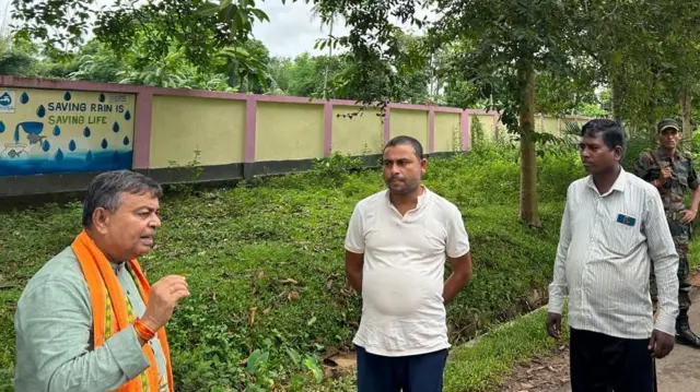 ত্রিপুরার বিদ্যুৎমন্ত্রী রতন লাল নাথ (বাঁয়ে, সবুজ পাঞ্জাবী পরিহিত)