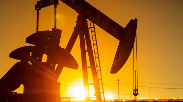 Станок-качалка в Техасе на закате