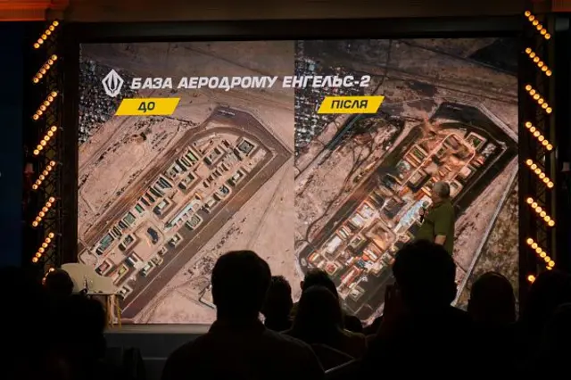 Люди дивляться на великий екран