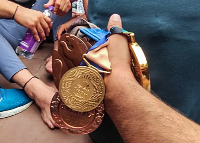  पहलवानों ने अपने मेडल नरेश टिकैत को सौंप दिए हैं.