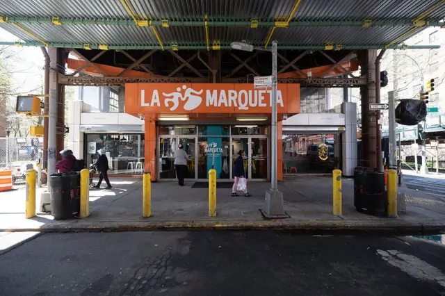 La Marqueta, un mercado latino en East Harlem, Nueva York.