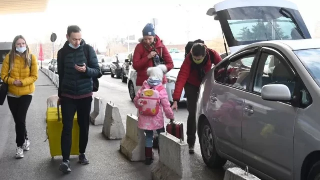 रूस छोड़ कर जा रहे लोग 