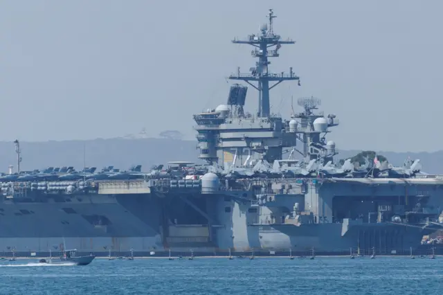 Nimitz sınıfı nükleer enerjili uçak gemisi USS Abraham Lincoln (CVN-72), 11 Ağustos 2025 tarihinde ABD, Kaliforniya, San Diego'daki Kuzey Adası Deniz Hava Üssü'nde.
