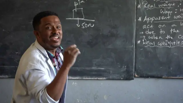 ዳኛቸው ሻምበል ፊዚክስ እያስተማረ