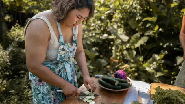 mulher preparando comida