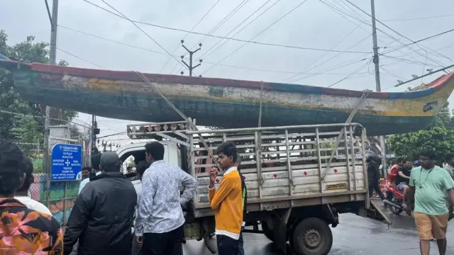 వ్యాన్లపై బోట్లు