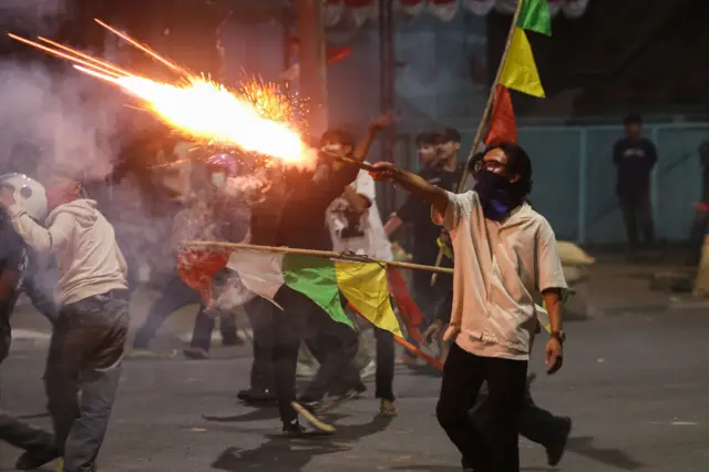 Pengunjuk rasa menembakkan kembang api ke arah polisi di Kota Serang, Banten, Sabtu (30/8/2025).