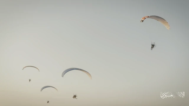 Combatientes de Hamás entrando en Israel en paracaídas motorizados