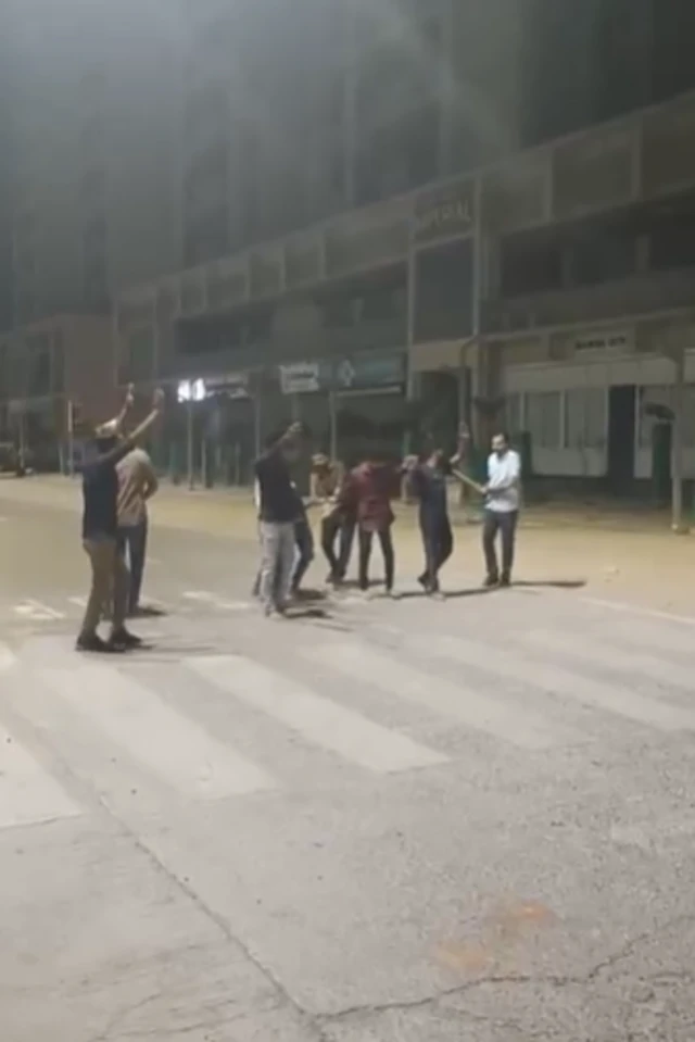 
વસ્ત્રાલ, નિકોલમાં સામાન્ય લોકો સાથે ધૂળેટીની રાત્રે મારઝૂડ, અમદાવાદ પોલીસ, અમદાવાદના સમાચાર, પંકજ ભાવસાર, સંગ્રામ, ધુળેટીના દિવસે વરઘોડો, બીબીસી ગુજરાતી, બીબીસી ન્યૂઝ ગુજરાતી,
