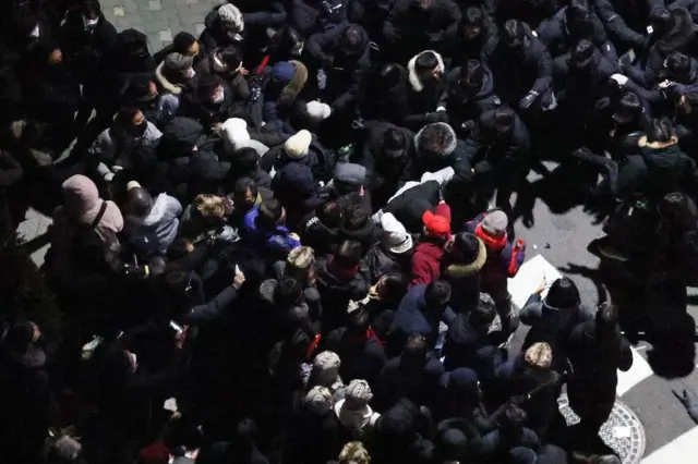 몸싸움을 벌이는 사람들을 위에서 촬영한 사진