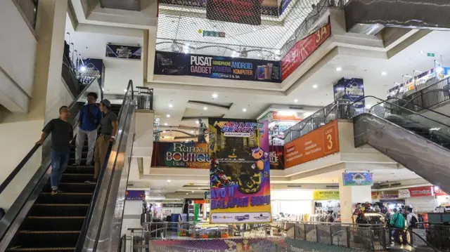 Warga mengunjungi Mall Blok M Square, Jakarta, Jumat (15/11/2024). 