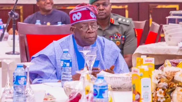 Aarẹ Tinubu joko nibi ase kan.