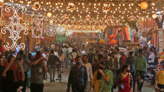 Pazar yerlerine akın eden halk Diwali için alışveriş yapıyor