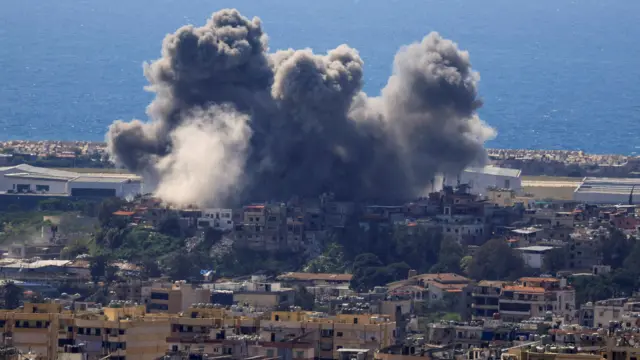 Khói bốc lên sau cuộc không kích của Israel vào vùng ngoại ô phía nam Beirut