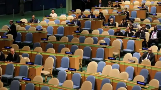 Imagem de cadeiras vazias na ONU