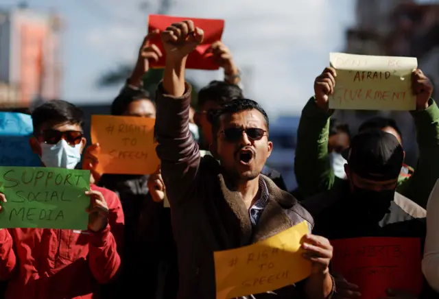 सरकारले गत वर्ष नोभेम्बरमा टिकटकमाथि प्रतिबन्ध लगाएपछि त्यसको विरोधमा काठमाण्डूमा प्रदर्शनहरू पनि भएका थिए