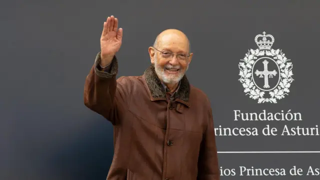 Eduardo Matos Moctezuma saluda sonriente