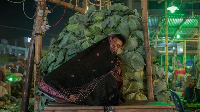 চাঁদাবাজির কারণে পণ্যের দাম বেড়ে যায় বলে জানাচ্ছেন ব্যবসায়ীরা