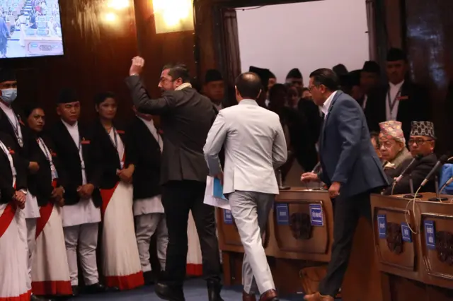 प्रतिनिधिसभाको बैठक बहिस्कार गर्दै रास्वपाका सांसदहरू