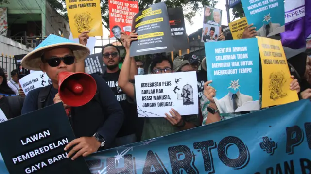 Beberapa wartawan Tempo berunjuk rasa di depan PN Jakarta Selatan