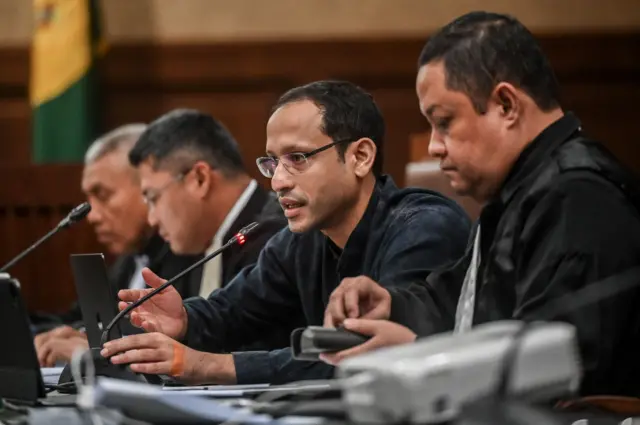 Terdakwa kasus dugaan korupsi pengadaan Chromebook dalam program digitalisasi pendidikan di Kemendikbudristek Nadiem Makarim (kedua kanan) menjalani sidang lanjutan di Pengadilan Tipikor, Jakarta, Rabu (06/05).