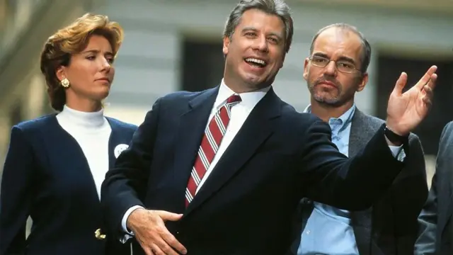 John Travolta (au milieu) et à sa gauche, Emma Thompson