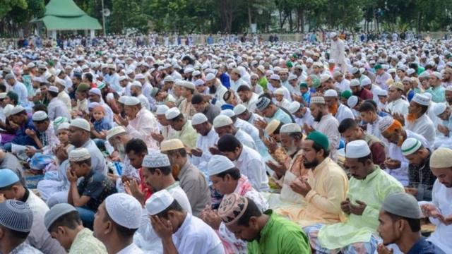 সব বয়সী মুসলমান শামিল হন ঈদের নামাজে