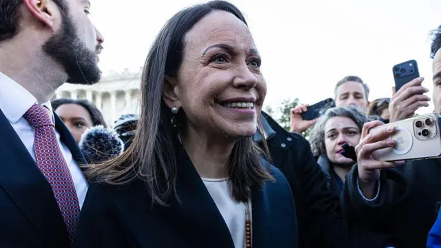 ক্যাপিটলের বাইরে সাংবাদিকদের সাথে মধ্যে কথা বলছেন মাচাদো