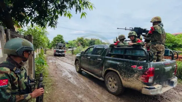 ကင်းလှည့်နေတဲ့ TNLA တပ်ဖွဲ့ဝင်များ