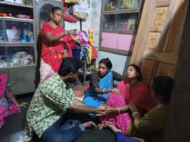 ছেলে হারা মায়ের কান্না, স্বপ্নদীপ কুণ্ডুর মা, তাদের নদীয়ার বাড়িতে (ডানদিক থেকে দ্বিতীয়)
