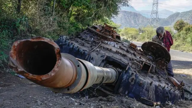 بقايا دبابة دمرت في هجوم بطائرة مسيرة على الأرجح